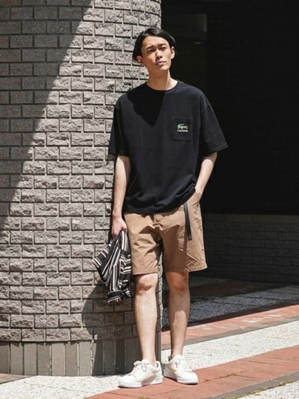 ブランドもので上品さをプラス。モンクレールのTシャツコーデ